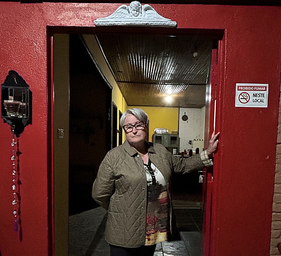 Vanda Maria de Carvalho Reis teme que área rural que tem há 25 anos e montou um restaurante sofra impactos da mineração de terras raras — Foto: Fabiana Assis/g1