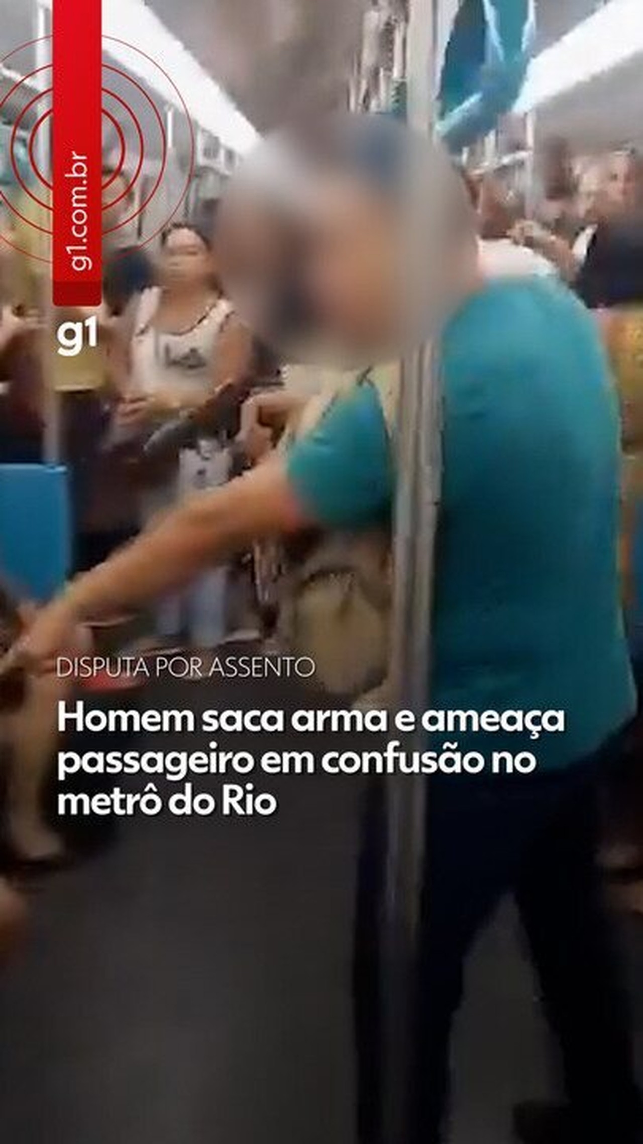 Policial de folga aponta arma durante confusão com outro passageiro no metrô do Rio; VÍDEO