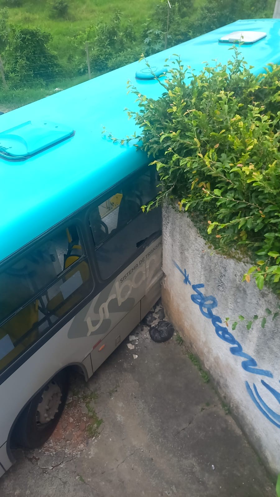 Ônibus urbano bate em muro no Bairro São Pedro, em Juiz de Fora