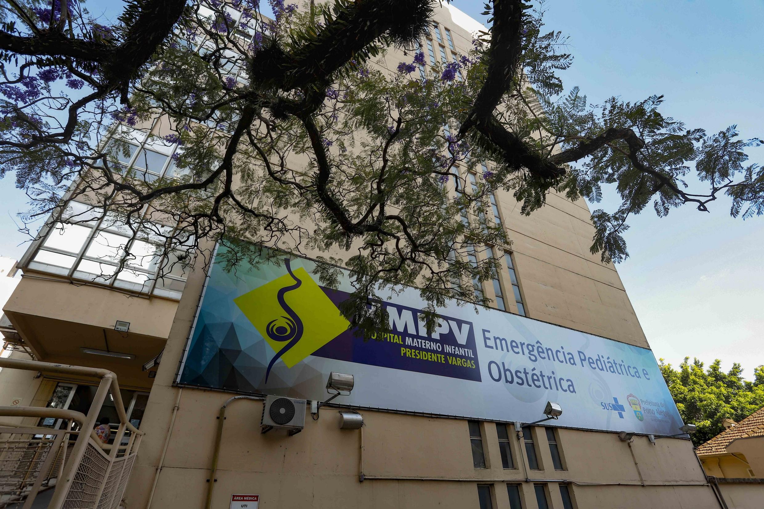 Golpistas se passam por médicos, abordam familiares de pacientes e pedem Pix para procedimentos em hospitais públicos de Porto Alegre