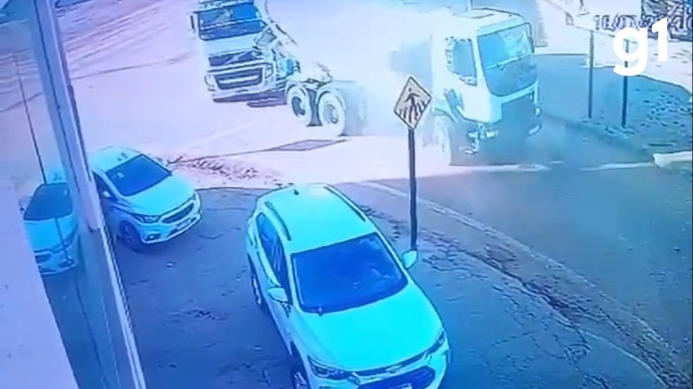 Motorista foge após dar ré em caminhão de concreto e matar trabalhador — Foto: Reprodução