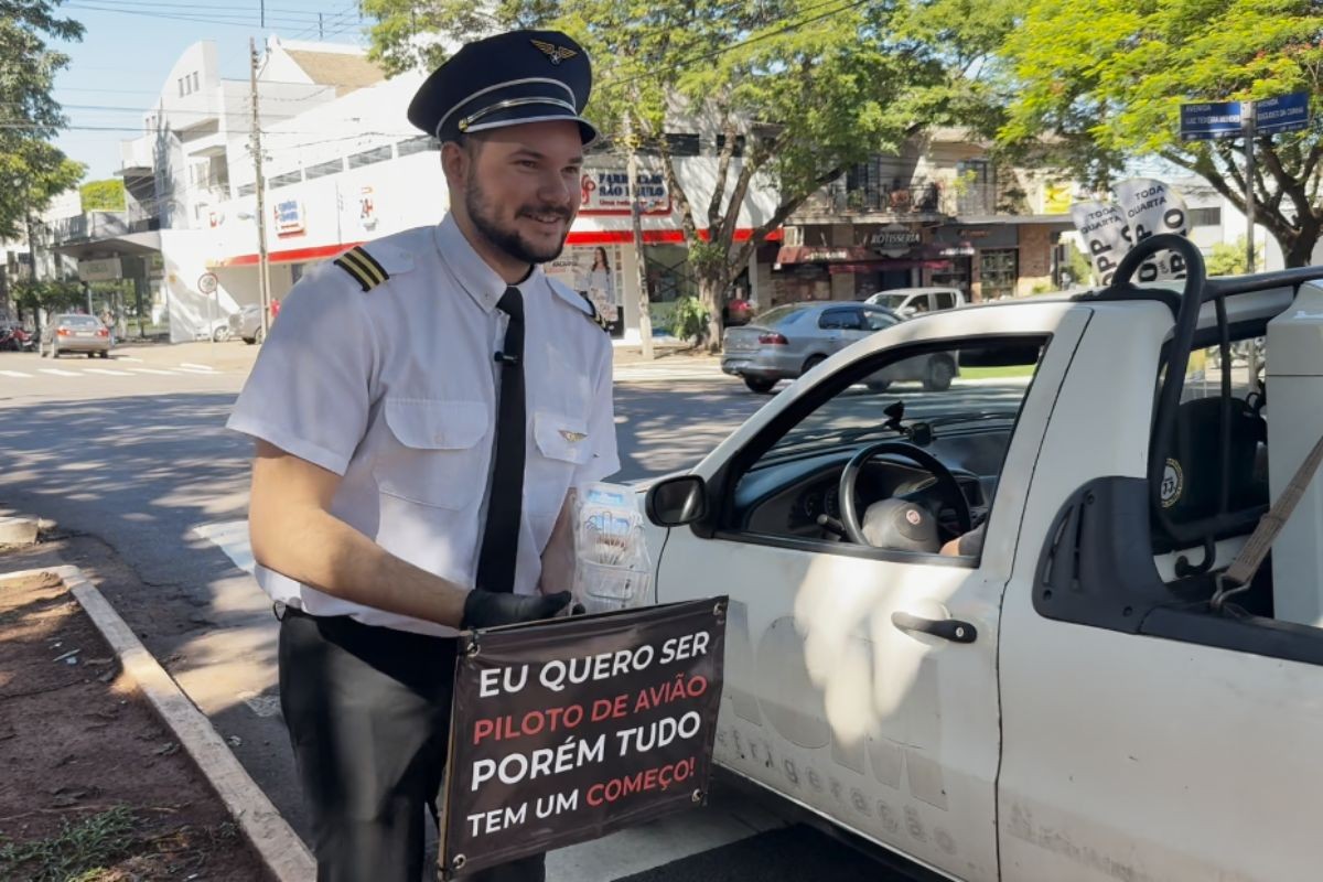 Para conquistar sonho de infância, jovem do PR vende tortas em semáforo para pagar curso de piloto de avião: 'Tudo tem um começo'