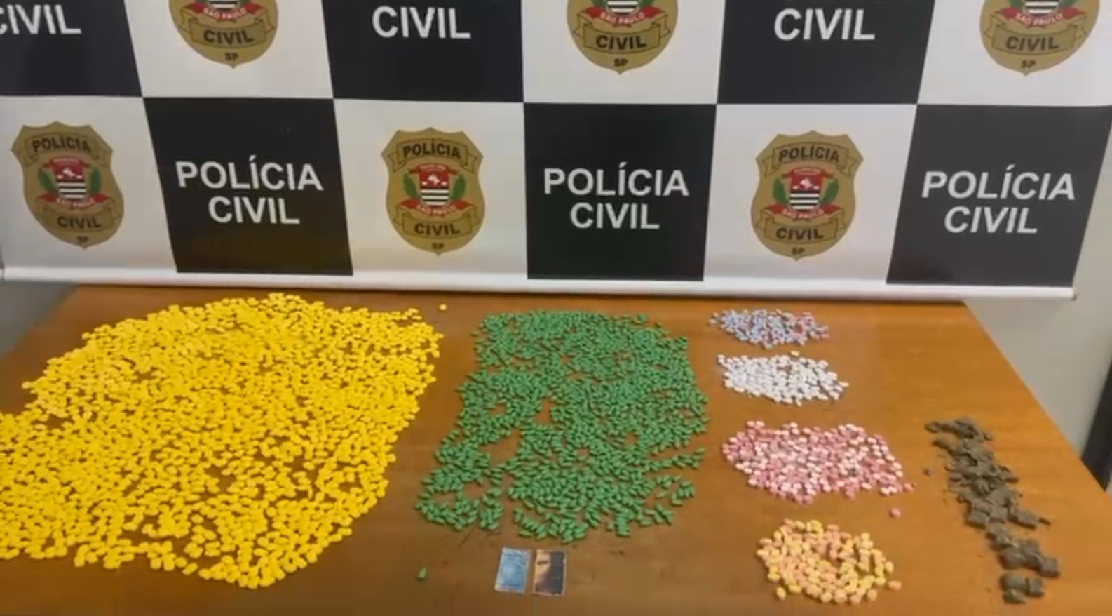 Jovem é presa ao ser flagrada com mais de 3 mil porções de drogas na mochila em Várzea Paulista