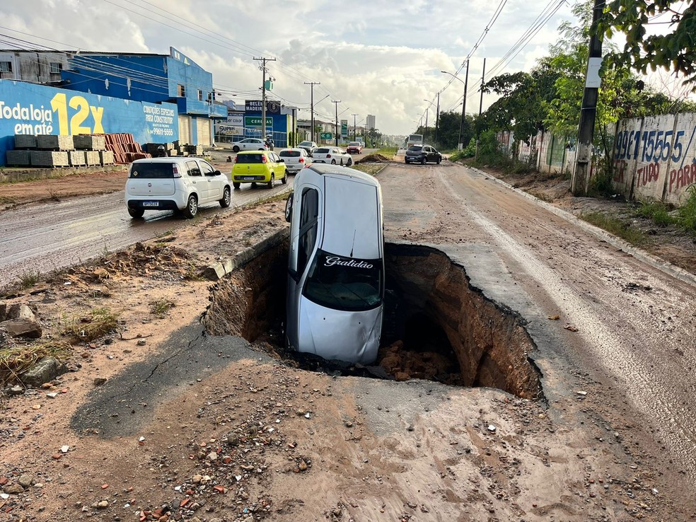 Cratera reabriu na avenida Olavo Montenegro, no mesmo ponto em que se abriu no dia 6 de junho — Foto: Vinícius Marinho/Inter TV Cabugi