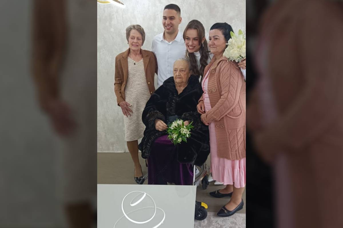Levada por UTI móvel, avó acompanha casamento da neta e ganha alta dois dias depois: 'Nem toda cura é só com remédio', diz médico