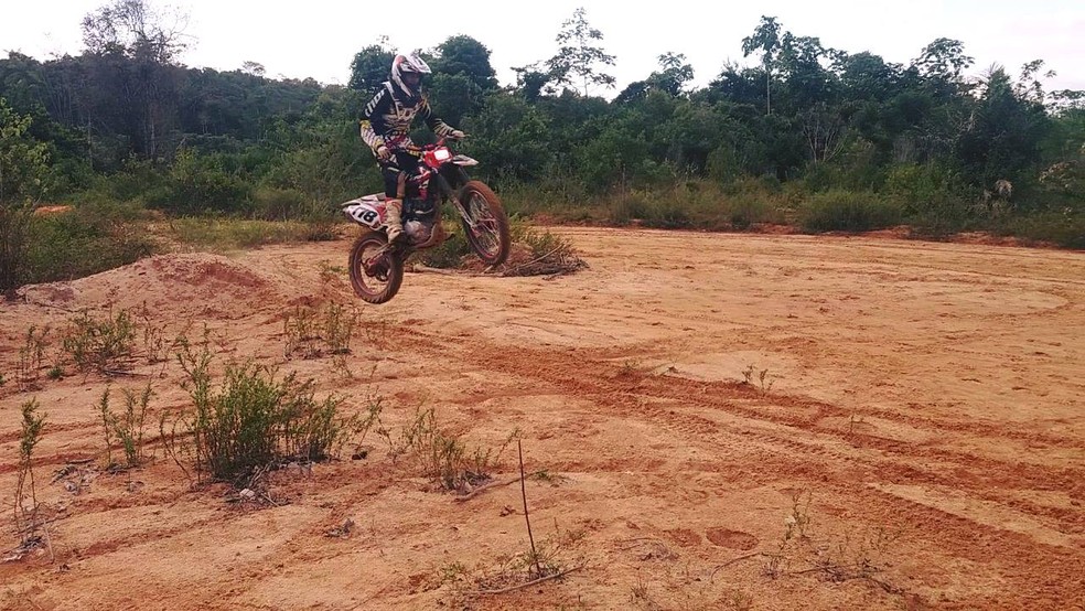 Jovem morre após queda de moto durante trilha em Santa Catarina