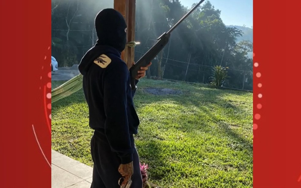 Homem ostentava armas nas redes sociais — Foto: Redes sociais