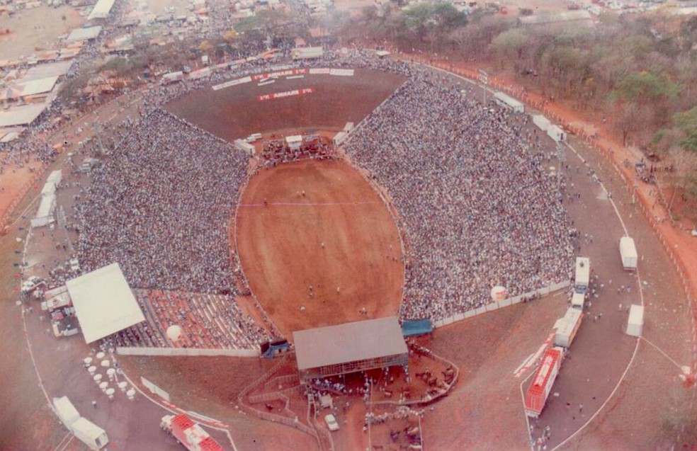 Estádio de rodeios planejado por Oscar Niemeyer lotado na Festa do Peão de Barretos nos anos 1990 — Foto: Acervo Mussa Calil Neto