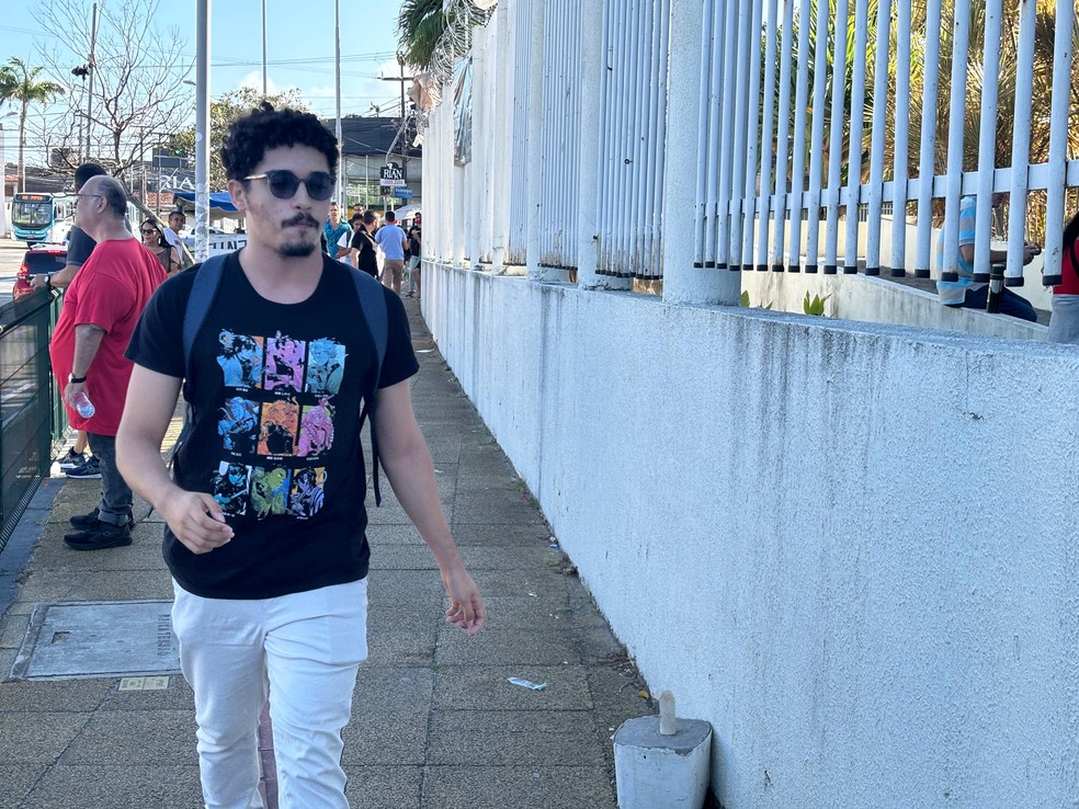 Estudante Carlos Daniel acordou na madrugada para se deslocar entre Aracoiaba e Fortaleza para fazer prova do CNU — Foto: Kilvia Muniz/SVM