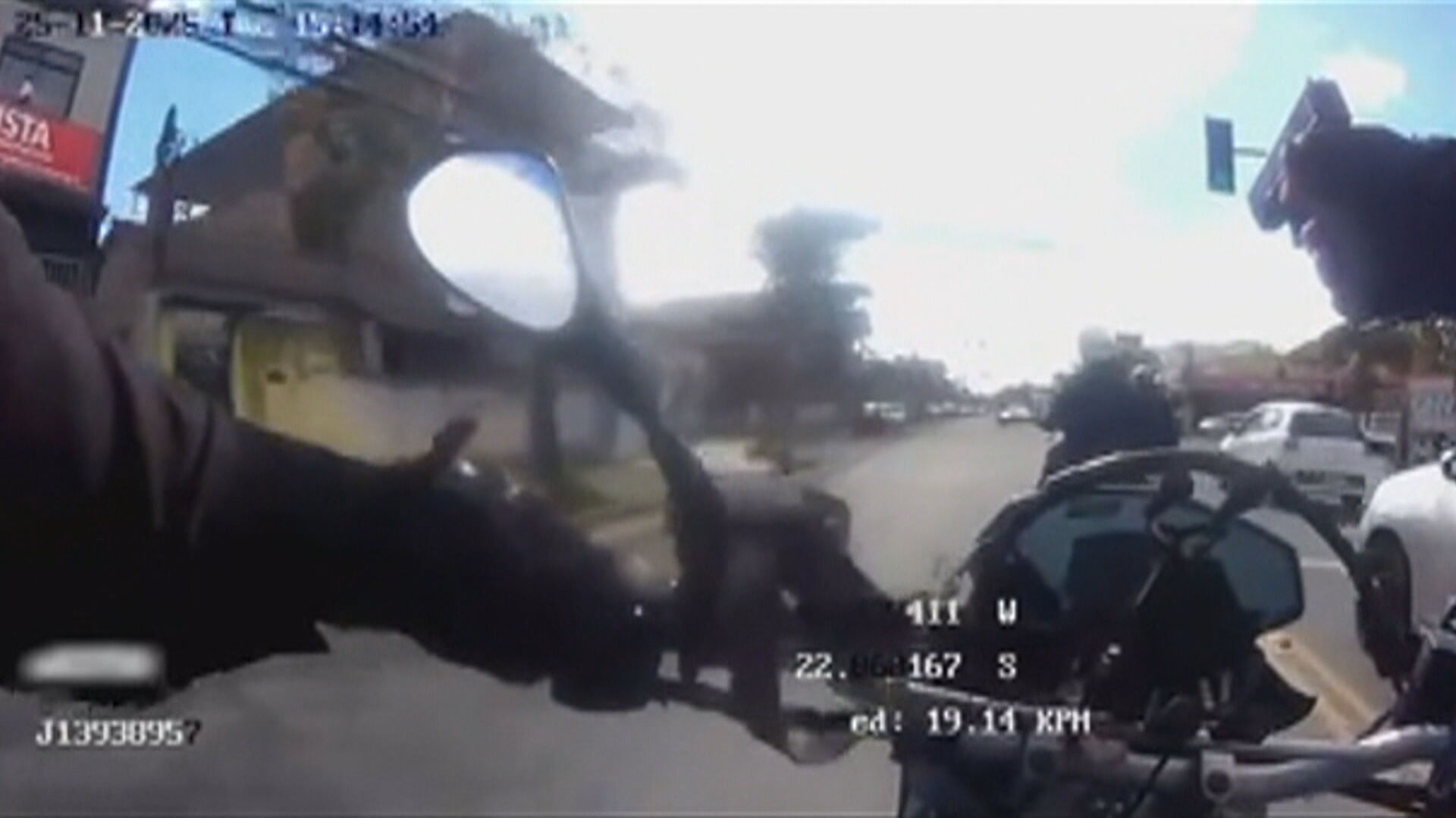 VÍDEO: suspeitos desrespeitam ordem de parada da PM na Av. Brasil e são perseguidos até caírem de moto