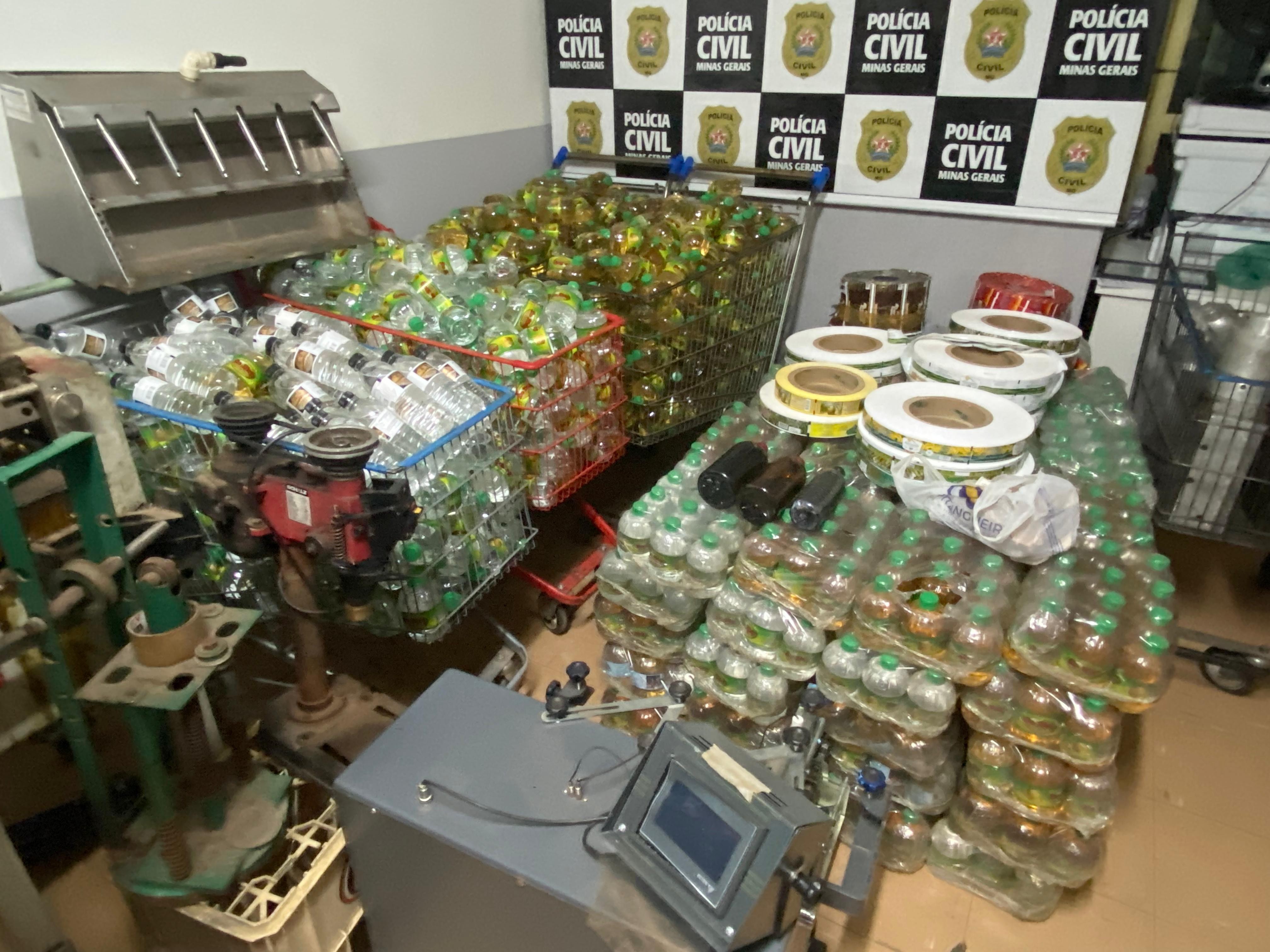 Polícia apreende 1.600 garrafas de cachaça falsificada e fecha fábrica clandestina
