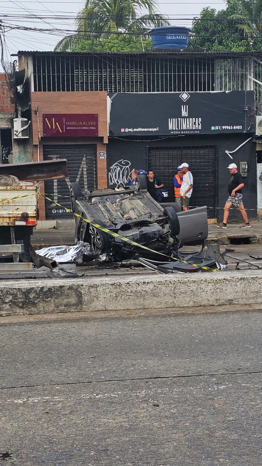 Motorista morre após carro capotar em acidente com caminhão na Avenida Norte