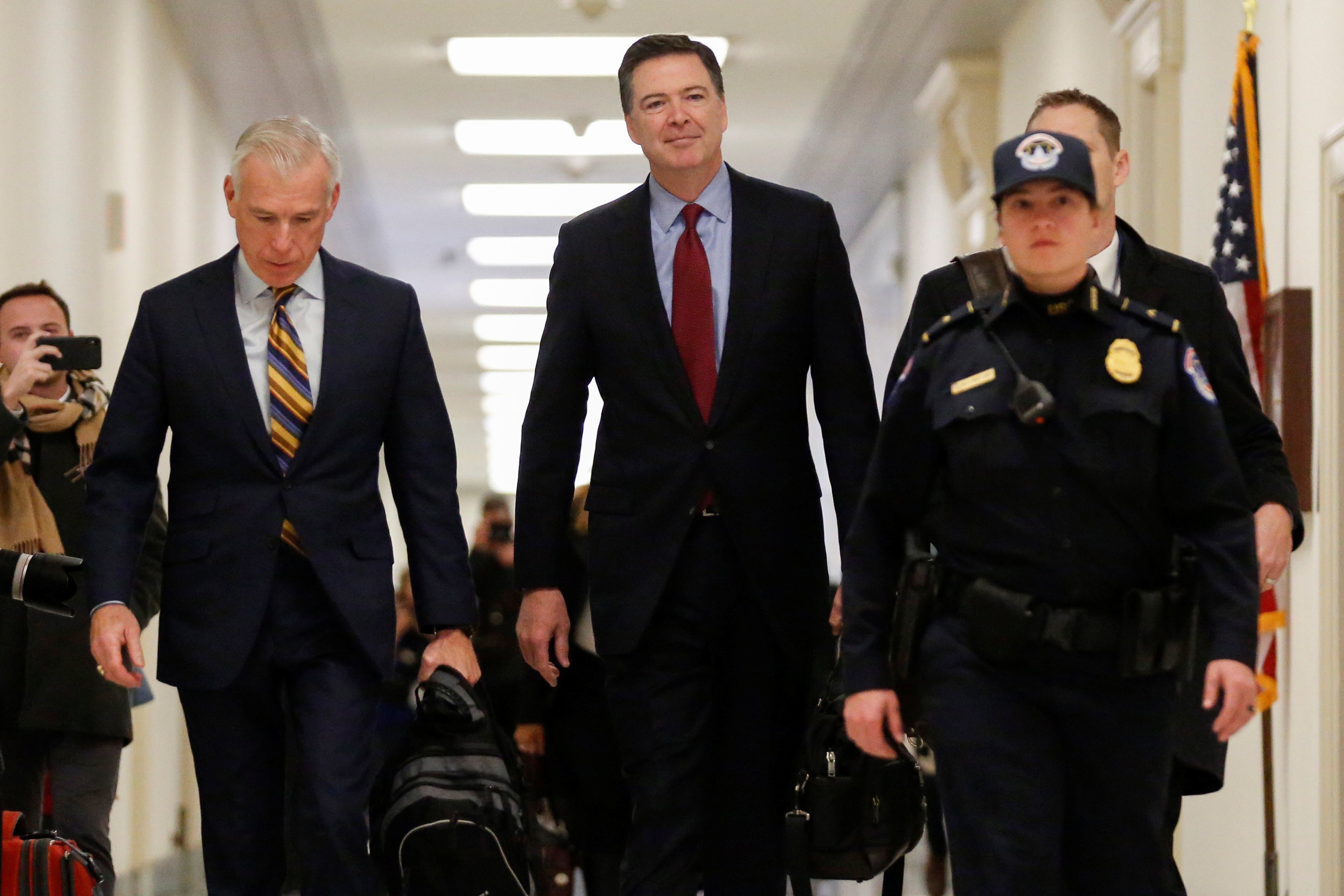 Ex-chefe do FBI James Comey é indiciado por falso testemunho e obstrução, diz agência