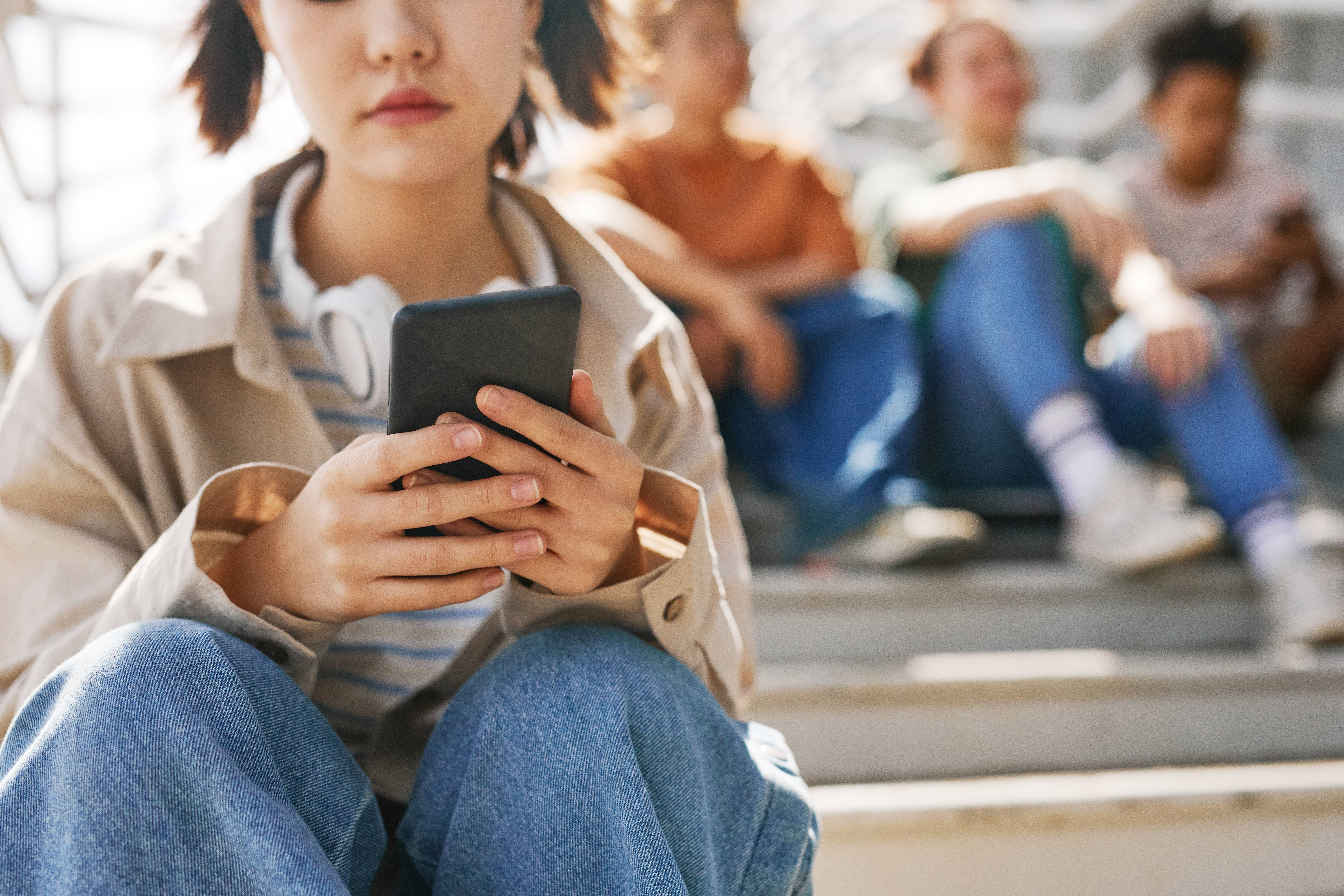 Estudo alerta para riscos do excesso de conteúdo digital e aumento de suicídio entre adolescentes