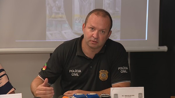 Delegado Marcos Veloso em coletiva sobre caso do bolo — Foto: Reprodução/RBS TV
