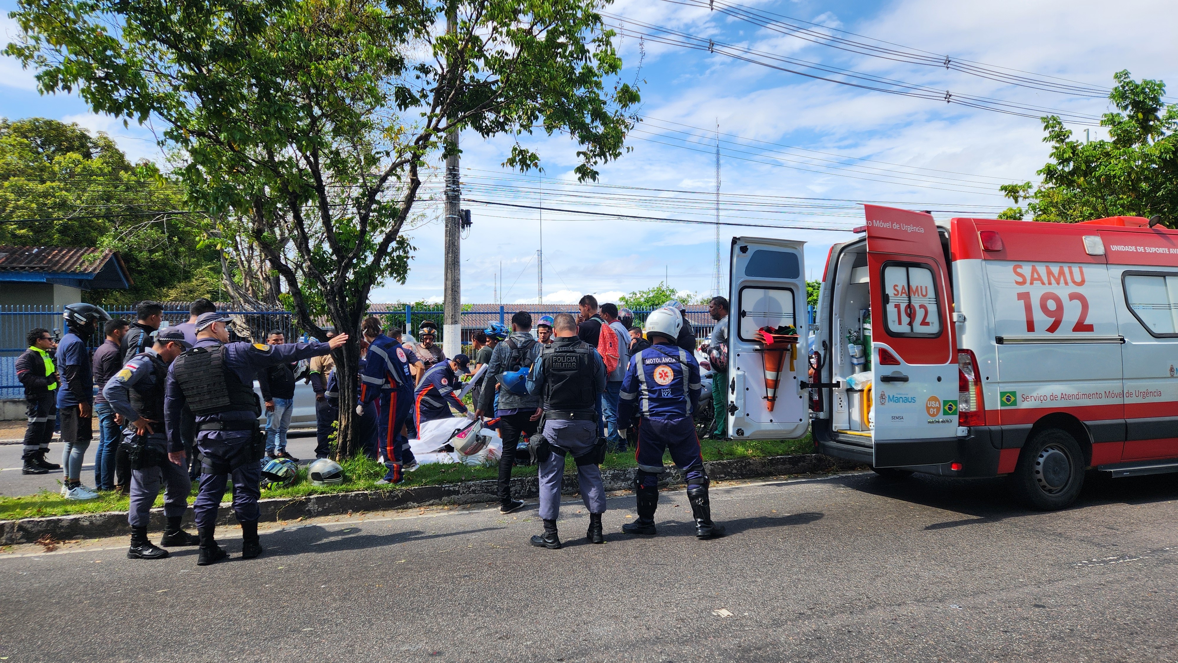 Homem morre e mulher fica ferida em acidente na Avenida André Araújo, em Manaus