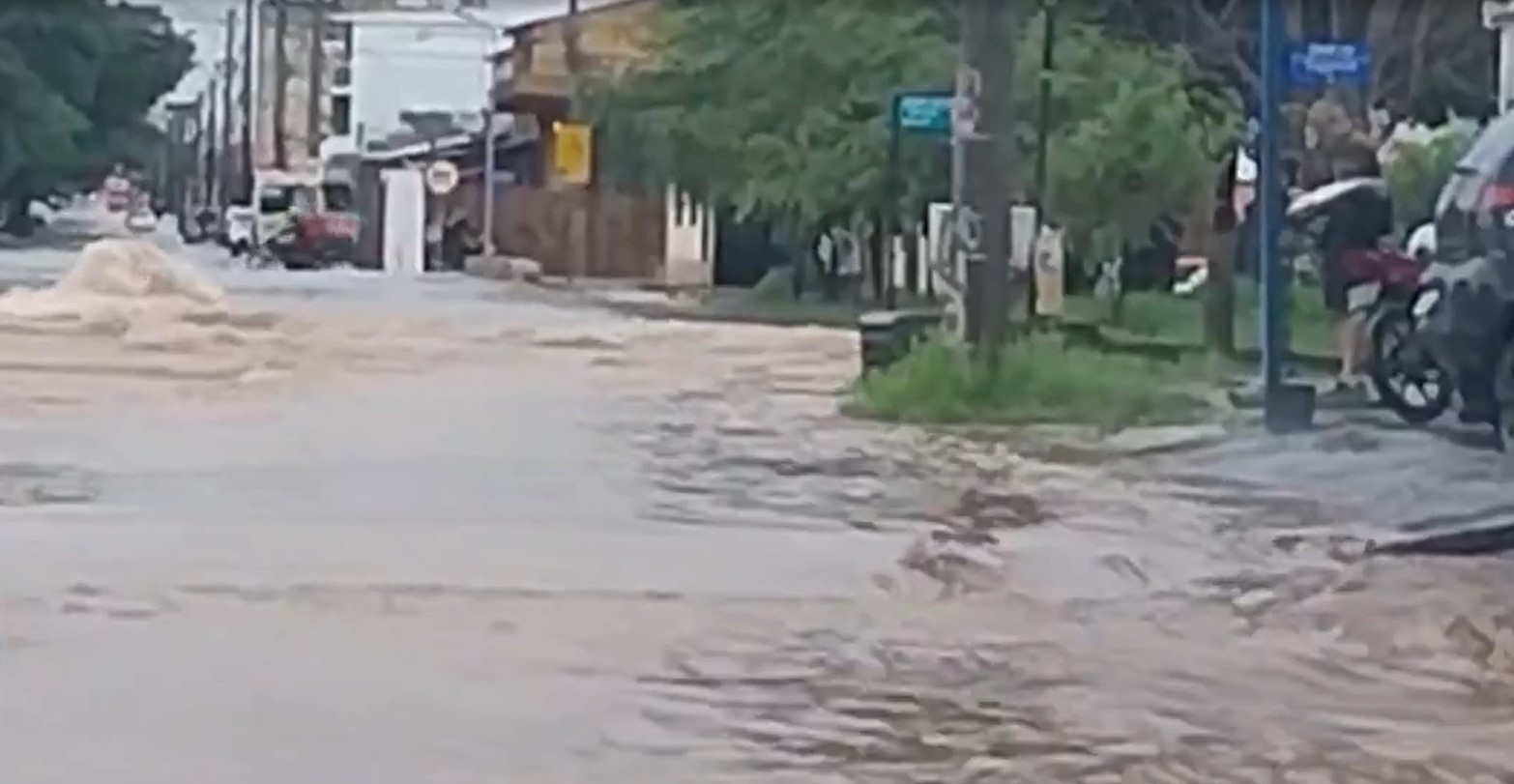 Enchente isola vias e atinge comércio em Ceilândia e São Sebastião após chuva forte no DF