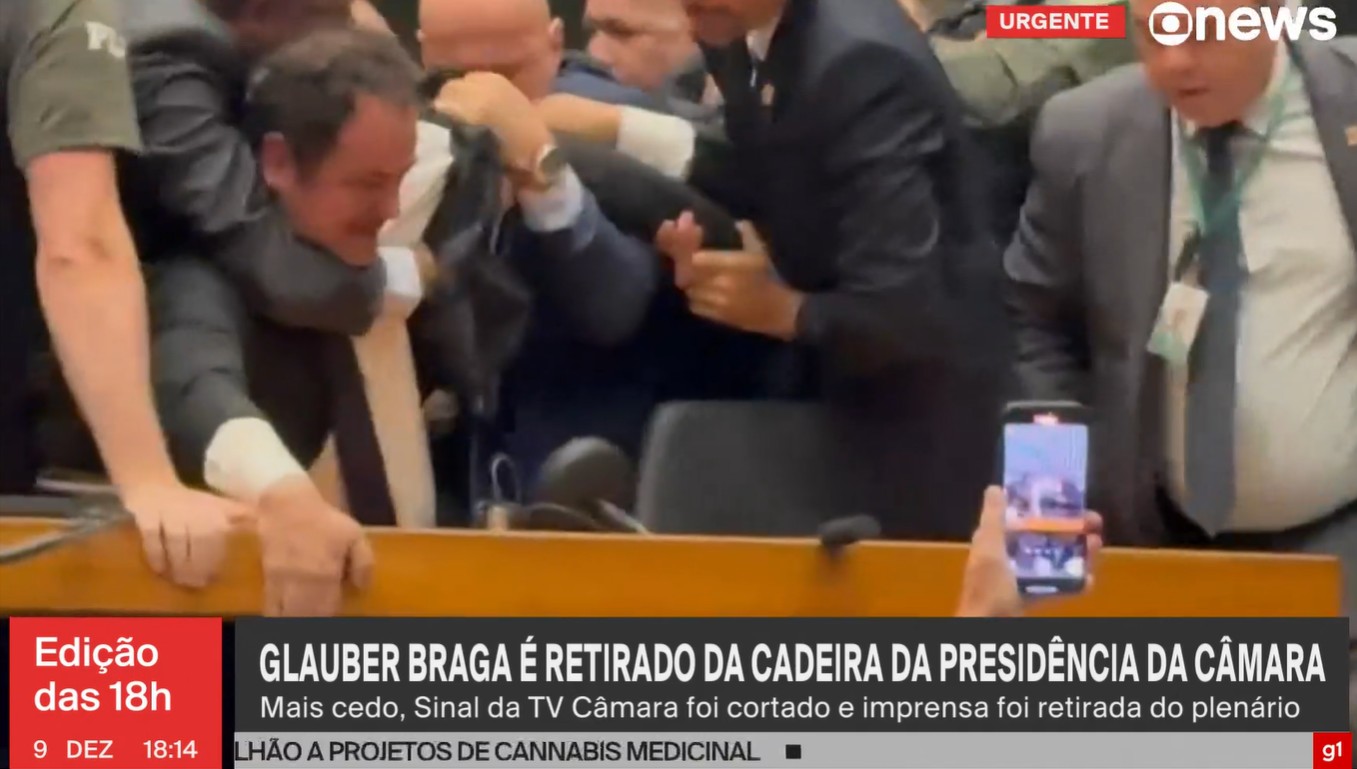 VÍDEOS e FOTOS: Glauber Braga ocupa e é retirado à força da cadeira da presidência da Câmara