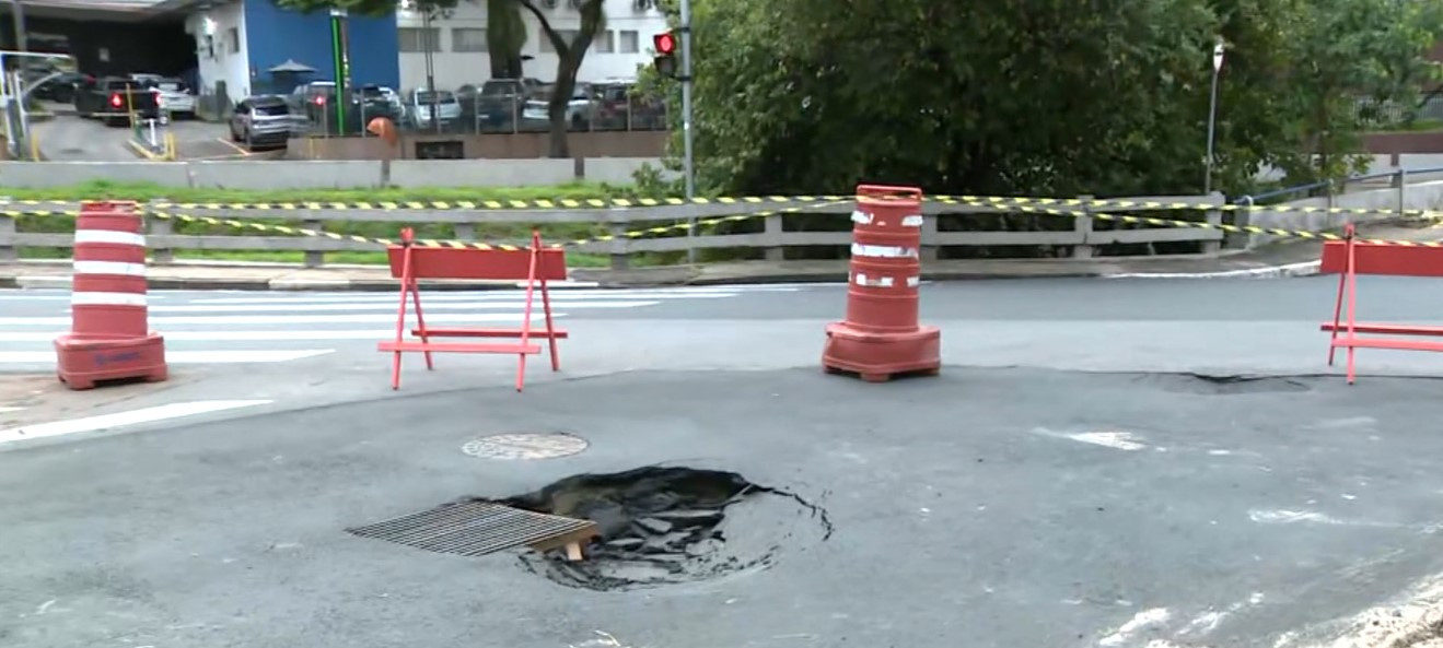 Campinas amanhece com avenidas interditadas após temporal