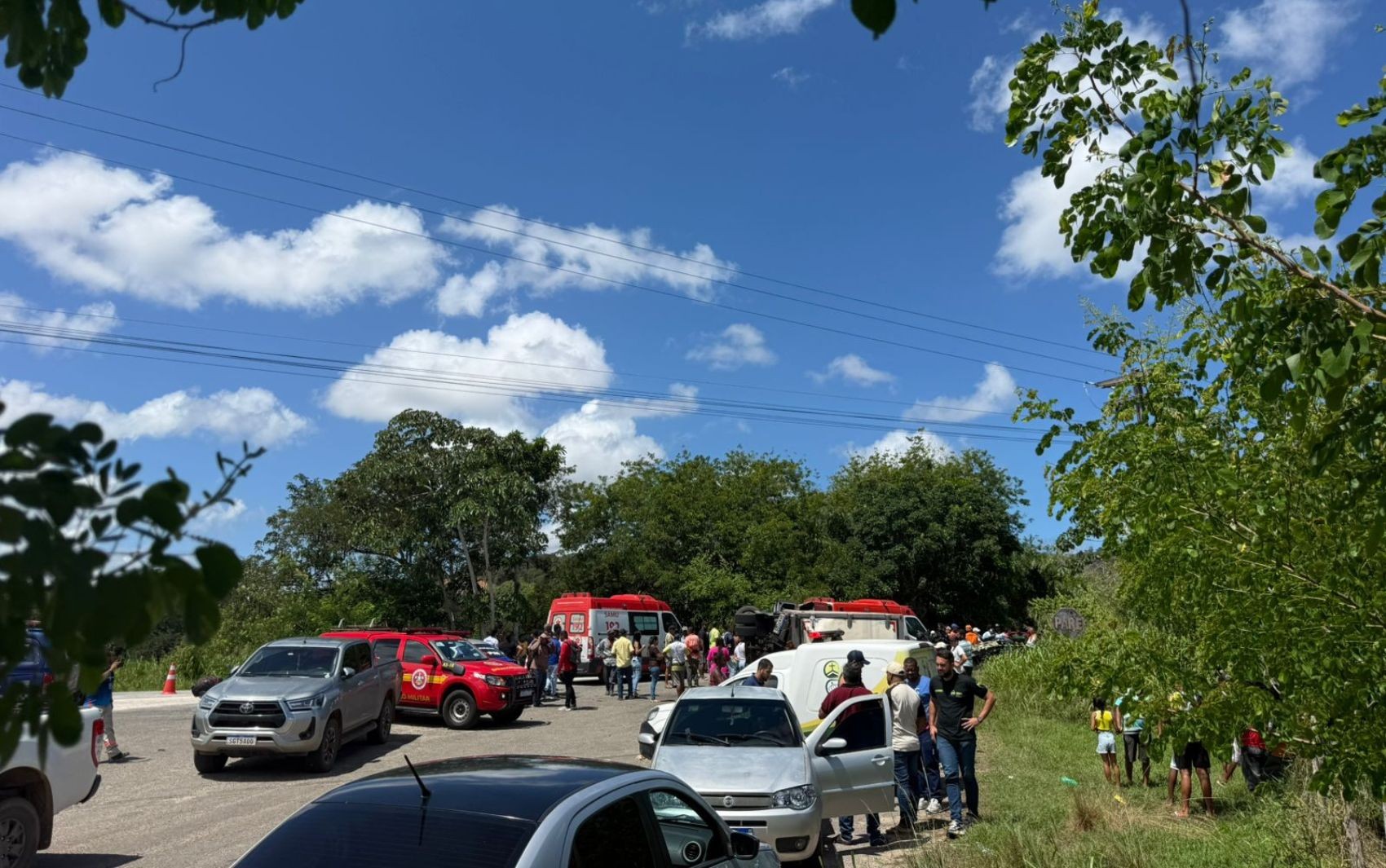 Acidente entre caminhões e carro provoca mortes em rodovia de Japaratuba