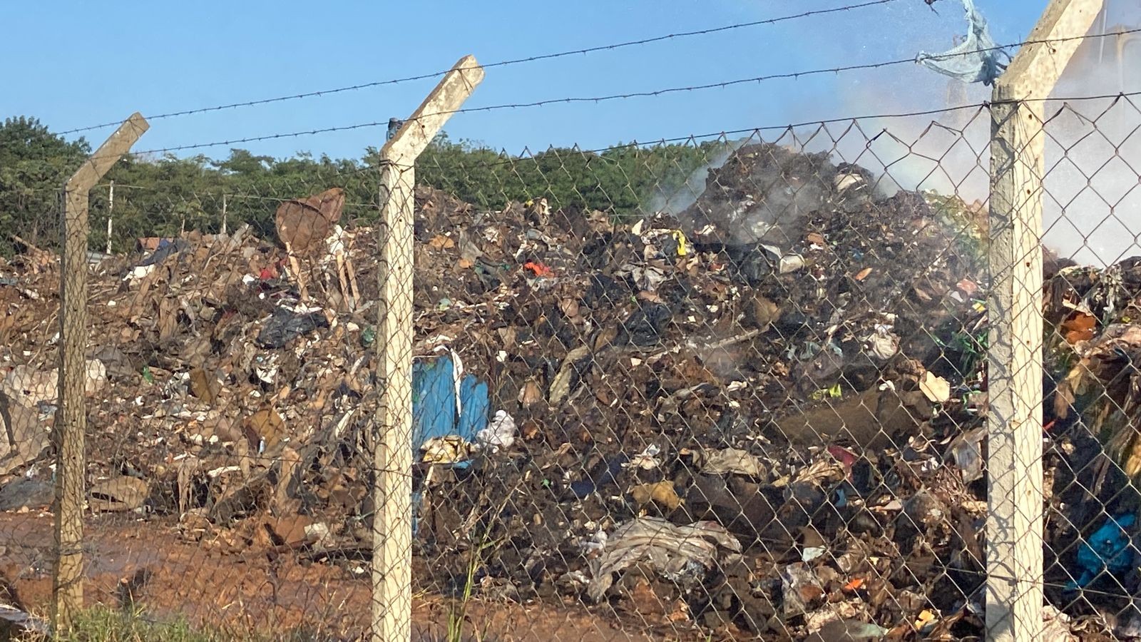 Incêndio em ecoponto do Jardim Oriente completa seis dias e afeta moradores em Piracicaba