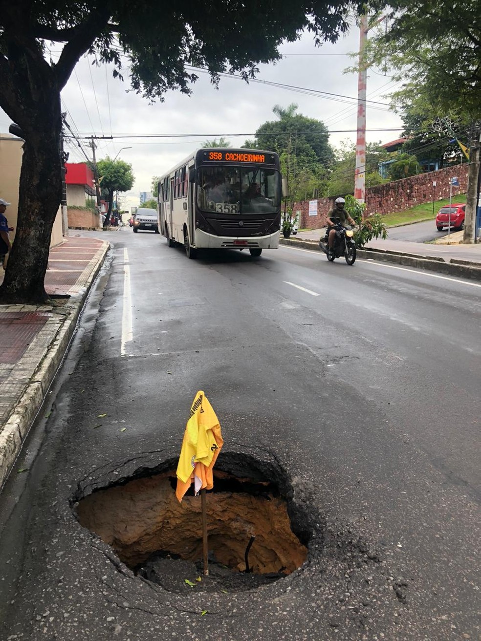 Asfalto afunda em trecho da Avenida Umberto Calderaro durante chuva em  Manaus | Amazonas | G1