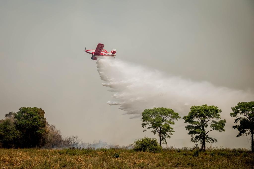 Incêndio atinge área de proteção ambiental e bombeiros usam aviões e helicóptero para apagar fogo em MT 
