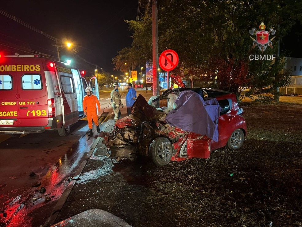 Carro destrudo aps batida frontal com nibus no DF  Foto: CBMDF/ Divulgao