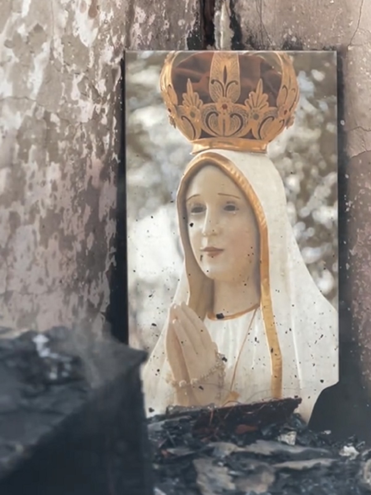 Imagem de Nossa Senhora de Fátima fica intacta após fogo destruir residência; veja vídeo