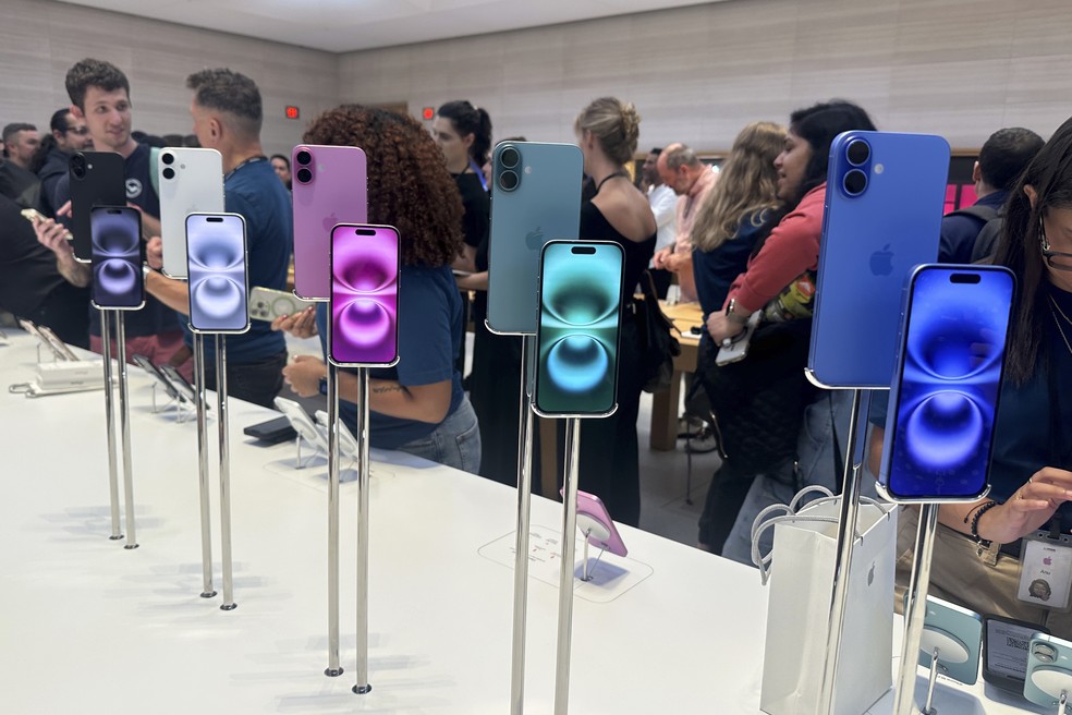 iPhone 16 em uma loja da Apple em Nova York, em foto de setembro de 2024 — Foto: AP Photo/Ted Shaffrey