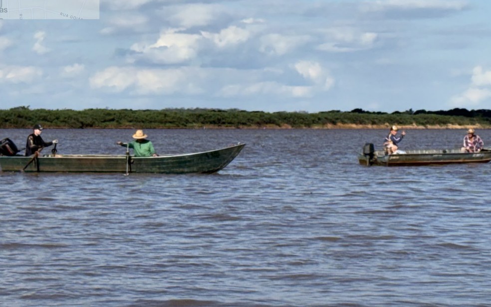 Pescadores fazem buscas por jovens desaparecidos no Rio Grande, em Colômbia, SP — Foto: Reprodução/Defesa Civil