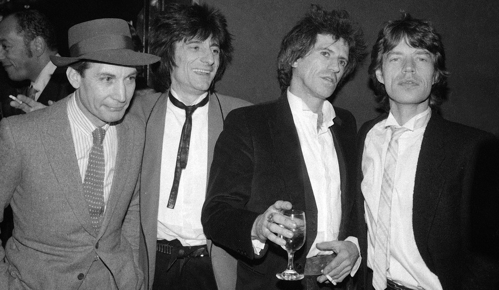 Charlie Watts, Ron Wood, Keith Richards e Mick Jagger, membros do Rolling Stones, aparecem na festa da estreia do filme "Vamos passar a noite juntos", em Nova York, em 18 de janeiro de 1983 — Foto: AP Photo/Carlos Rene Perez, File
