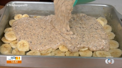 Veja o preparo do bolo de banana fit