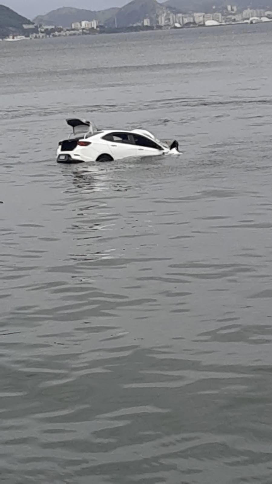 Carro é visto boiando na Baía de Guanabara; FOTO