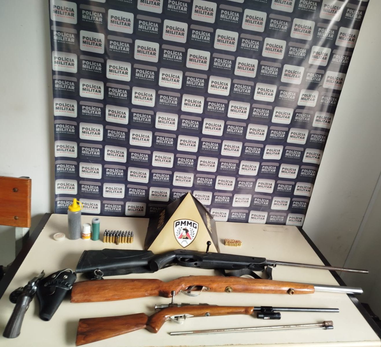 Armas e munições são encontradas escondidas dentro de sofá e sob colchão em distrito de Manhuaçu