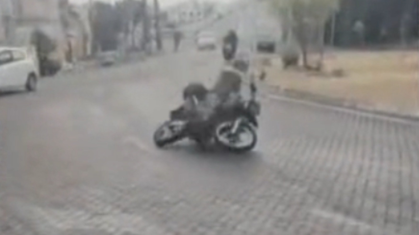 Óleo na pista faz motociclistas caírem em via de Fortaleza