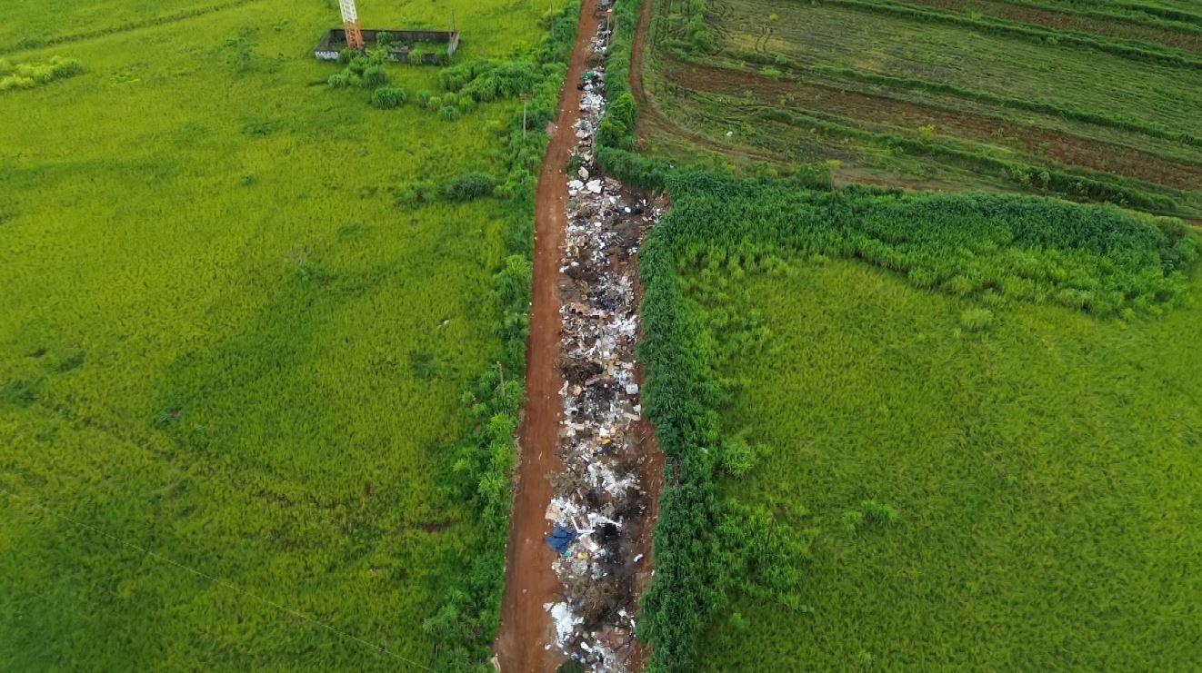 Estrada que liga Ribeirão Preto ao distrito de Cruz das Posses vira lixão a céu aberto; veja