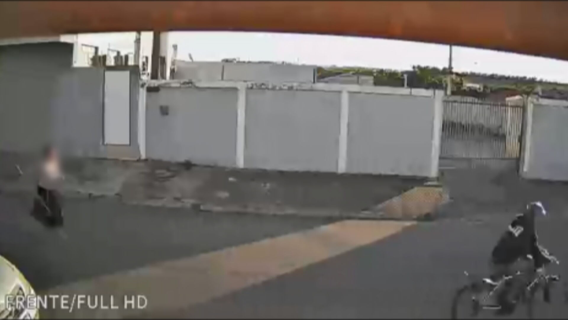 VÍDEO: mulher corre atrás de suspeito de tentar estuprar crianças em Itapetininga; homem foi preso