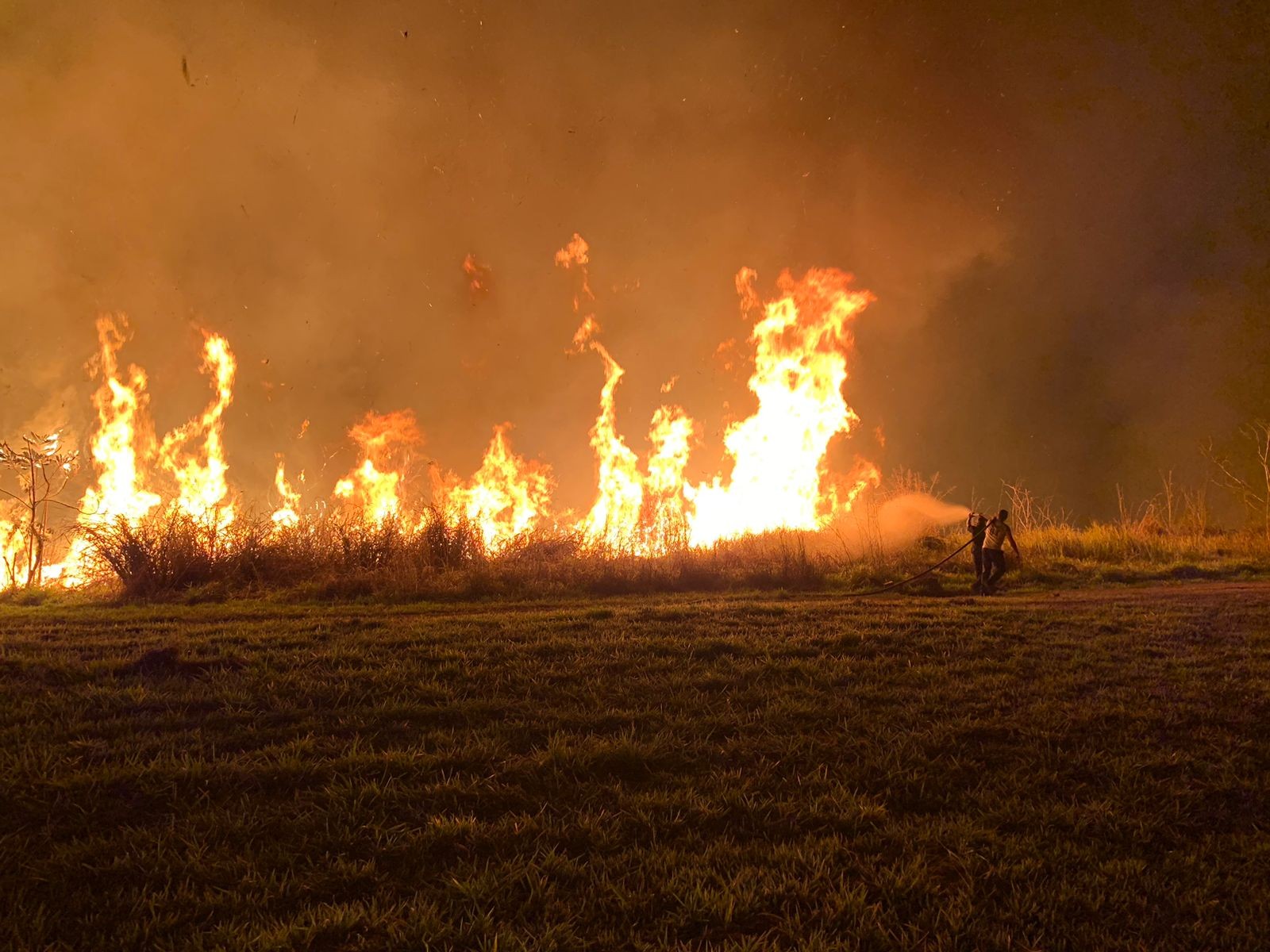 Incêndio de grandes proporções atinge terreno do Inpe no interior de São Paulo