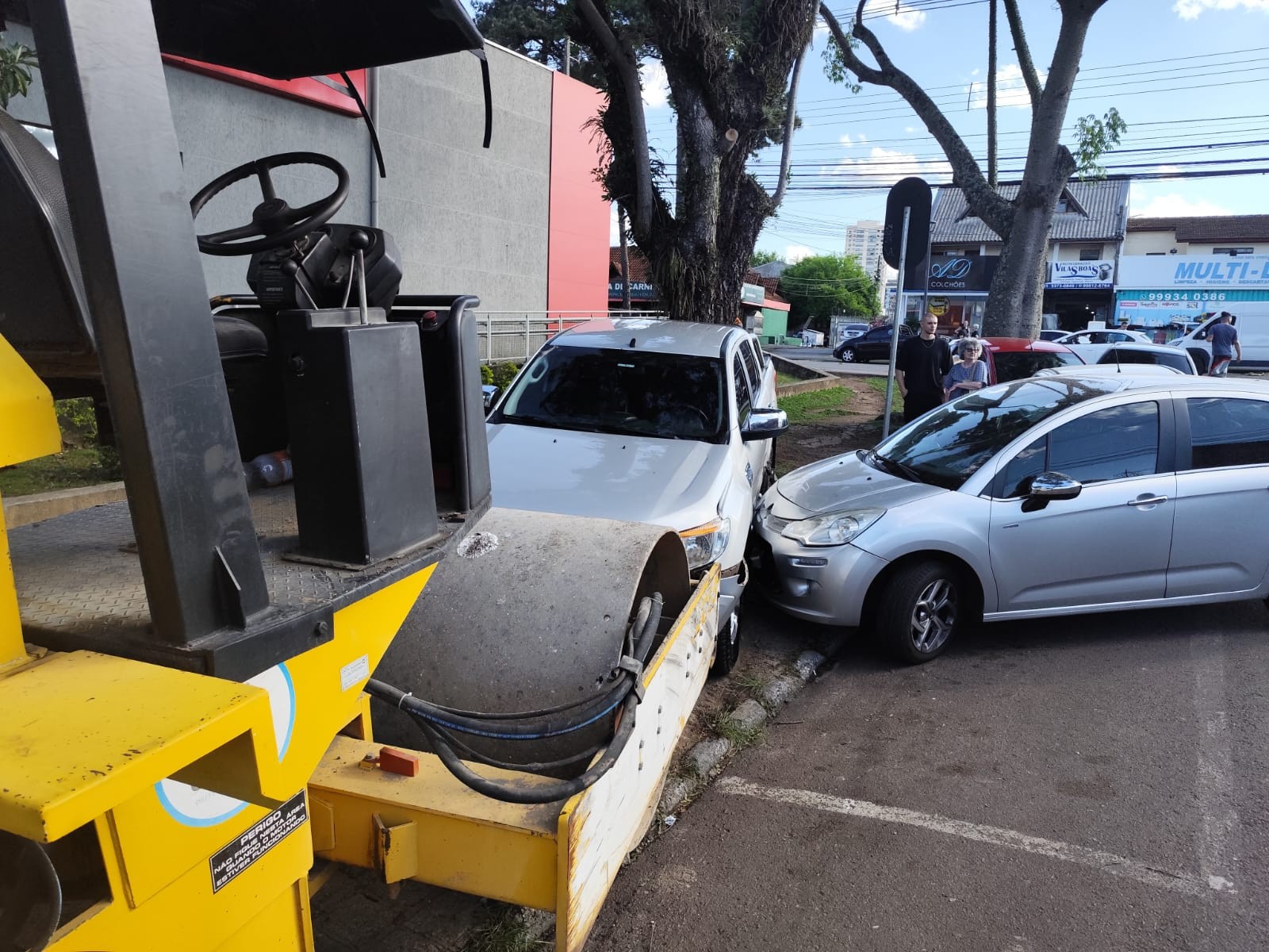 VÍDEO: Rolo compressor arrasta cinco carros estacionados em Curitiba