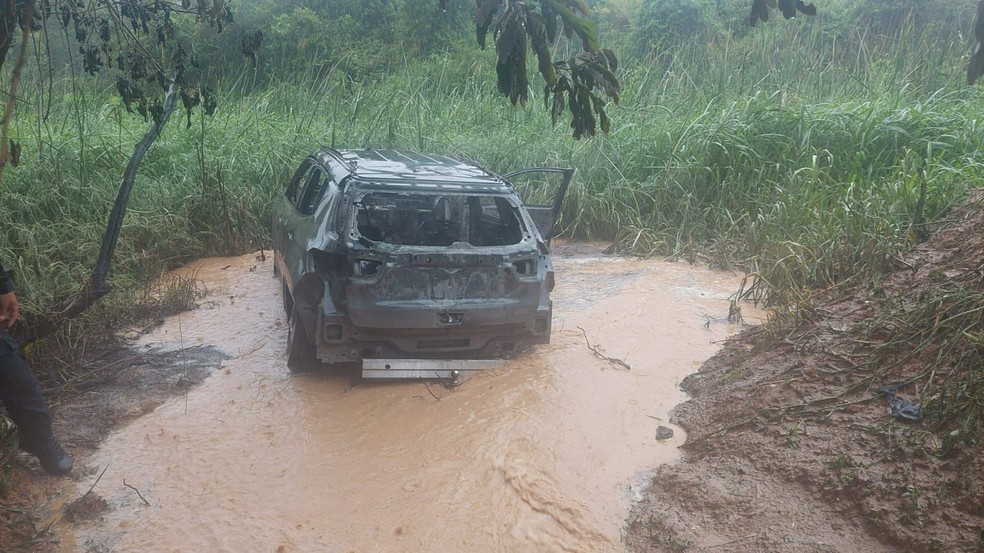 Carro foi encontrado ainda em chamas em Itupeva (SP). Corpo de Bombeiros apagou o fogo, mas as vítimas já estavam carbonizadas — Foto: Pop TV