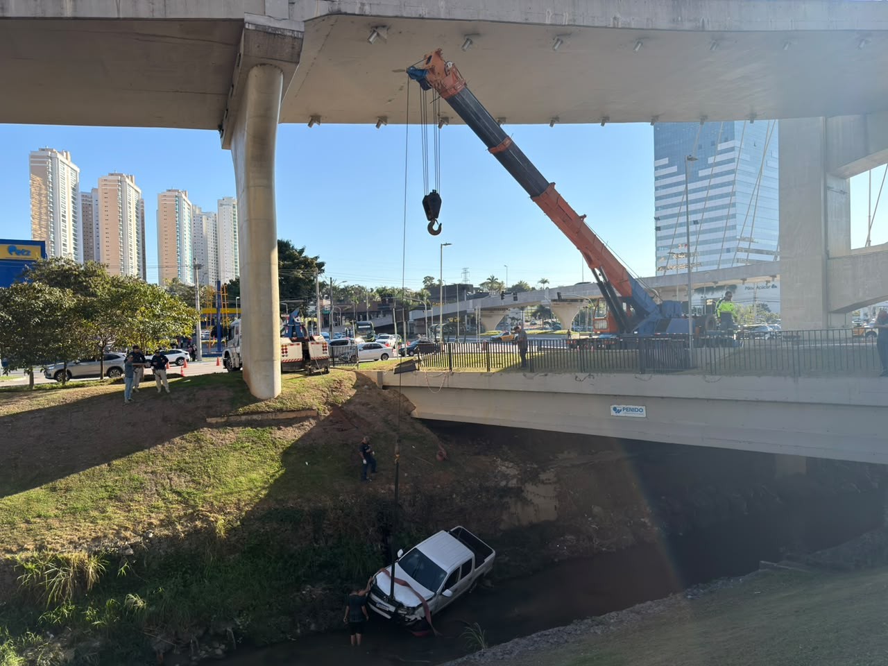 Caminhonete perde o controle, derruba grade e cai no córrego Vidoca em São José dos Campos, SP