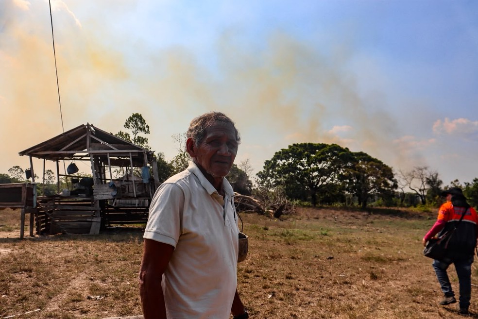 Pescador Antônio Miranda vive drama ao ver fogo de incêndio florestal se aproximar da casa onde vive, no interior do Amazonas. — Foto: Liam Cavalcante/Rede Amazônica