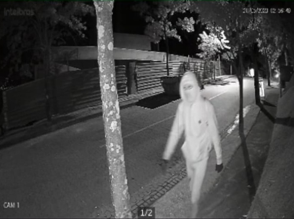 Suspeito de furtar joias e relógios em condomínios de luxo é preso após usar dinheiro para pagar viagem de família em resort