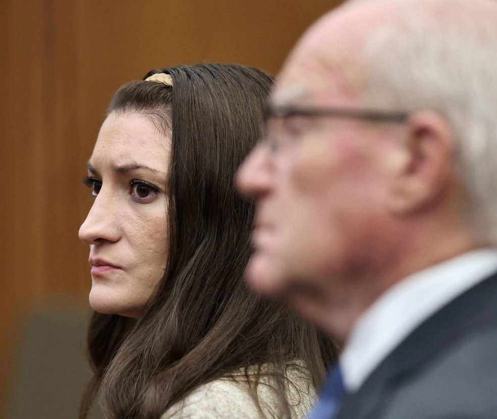 Ao lado de seu advogado, Lindsay Clancy, acusada de homicídio por matar os três filhos, olha ao júri durante julgamento de seu caso, em 1º de setembro de 2026. — Foto: Greg Derr/ Pool via Reuters