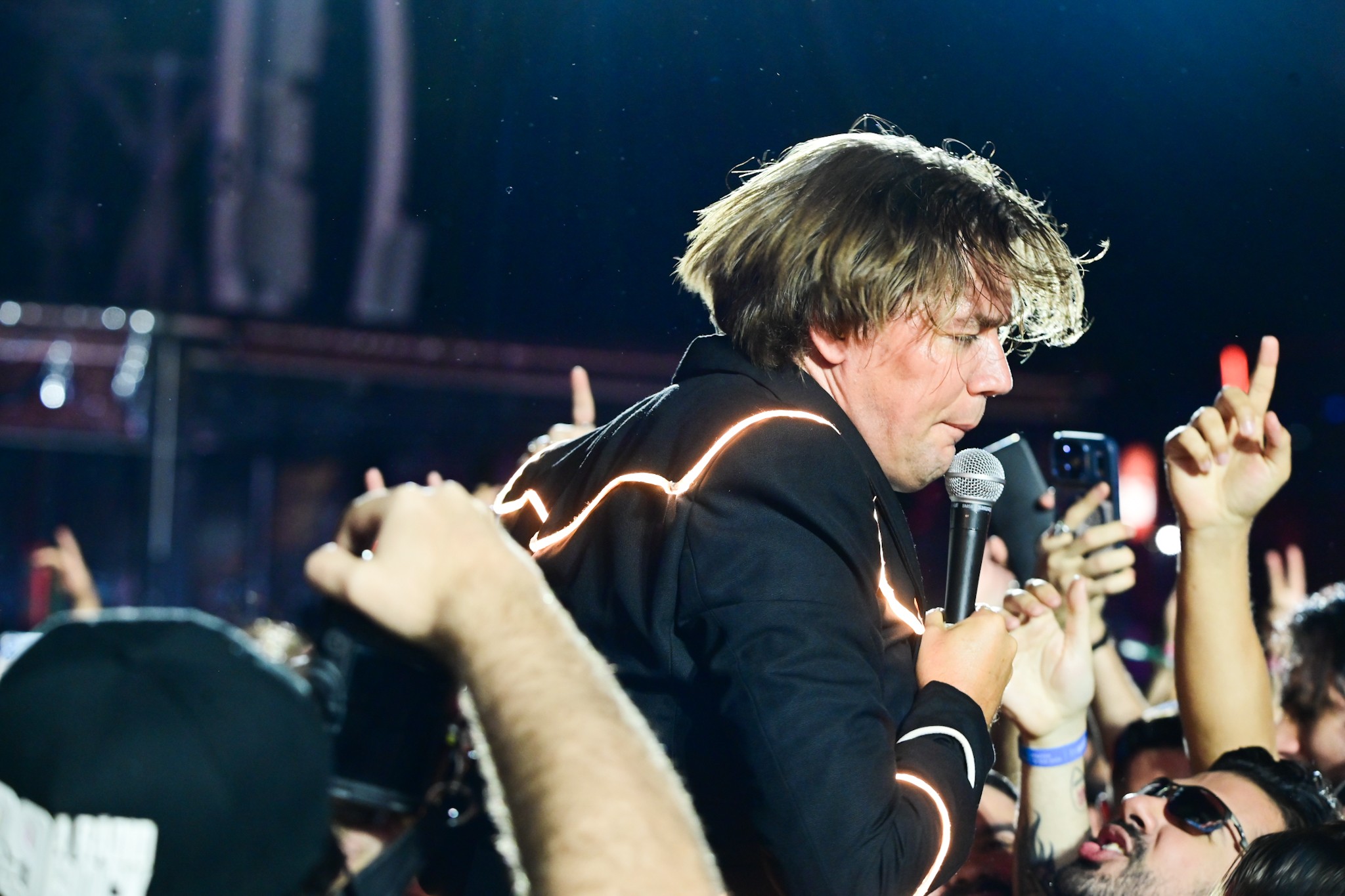 The Hives faz Rock in Rio virar garagem com peso, pose e muita falação em português