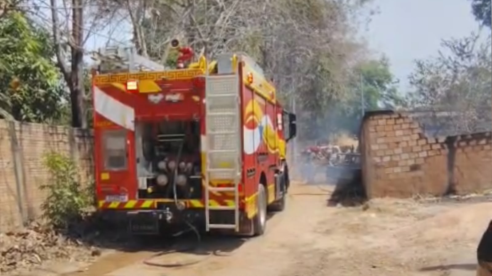 Incêndio em terreno se espalha e destrói carro no bairro Vigia, em Santarém