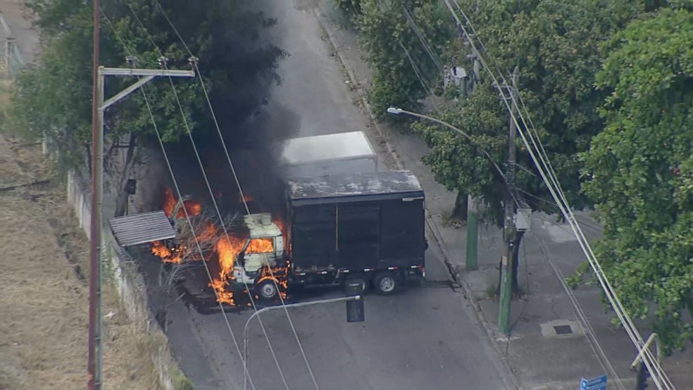 Bandidos colocam fogo em caminhão na Cidade Alta — Foto: Reprodução/TV Globo