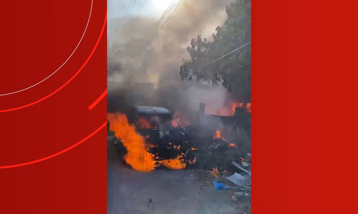 Incêndio destrói carro e atinge parte de terreno em Manaus