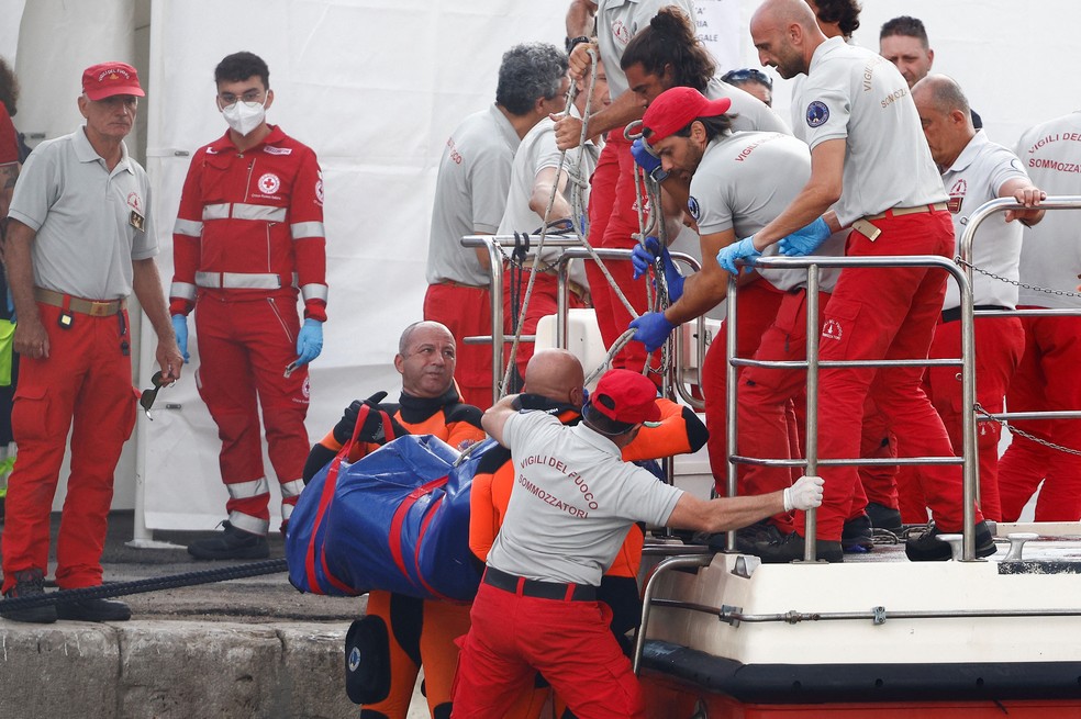 Bombeiros retiram nesta quinta (22) mais um corpo de destroços do iate que naufragou na Itália — Foto: Guglielmo Mangiapane/via Reuters